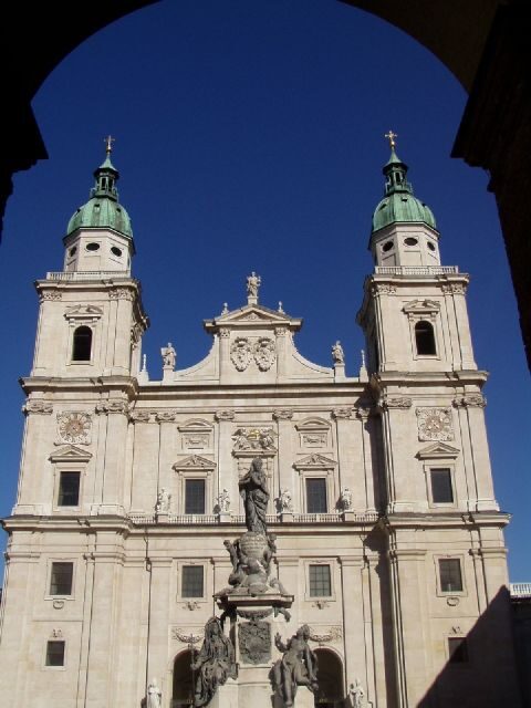 Salzburg 2.5-Hour Walking Tour: Mozart, Old Town & More - Getreidegasse: wrought-iron shop signs and the Mozart Birthplace area